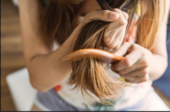 Vì sao không nên chải tóc trên xe? Giải mã tín ngưỡng và ảnh hưởng đến vận mệnh